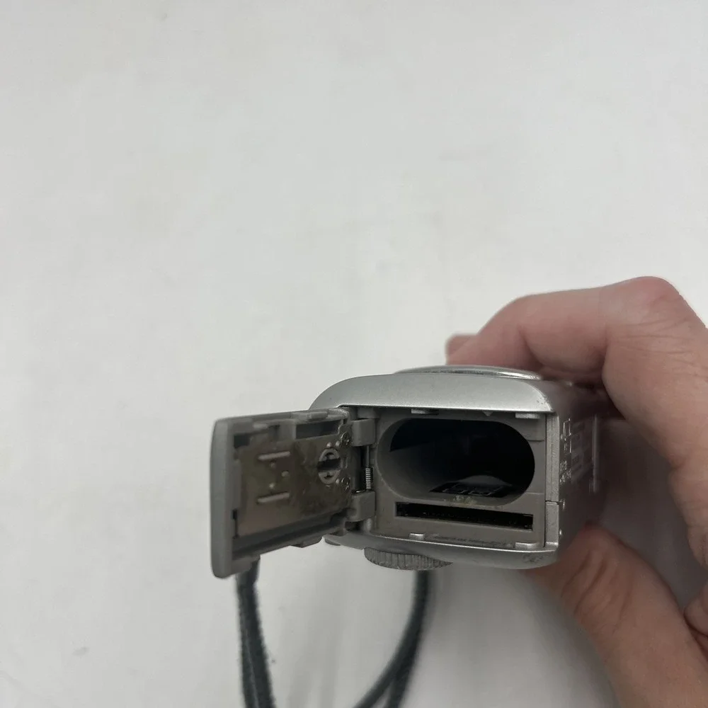 Vintage Olympus Camedia D-435 Digital Camera 5.1 MP 4x Zoom Silver Compact Parts